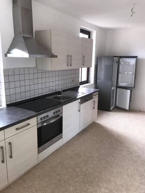 Einbauküche! Günstige DG 3-Zimmer mit Laminat und Wanne in guter Lage!