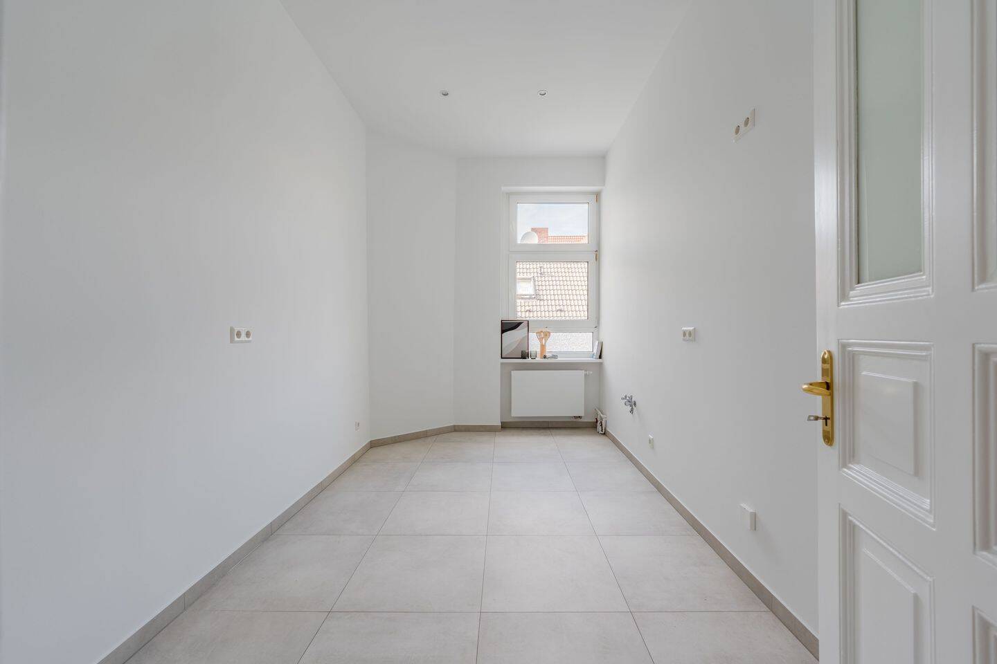 Modernisierter Altbau mit Balkon und Fahrstuhl – Berlin – Vorschaubild 2