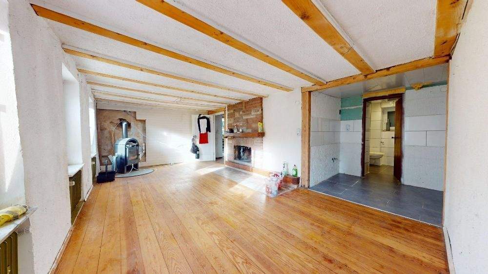 +++ Für Handwerker im Ortszentrum: Geräumiges 2-3 Familienhaus mit Balkon, überdachtem Freisitz, Garten und 2 Garagen in ruhiger Seitenstraße+++ – Waldfischbach-Burgalben – Bild 1 von 9