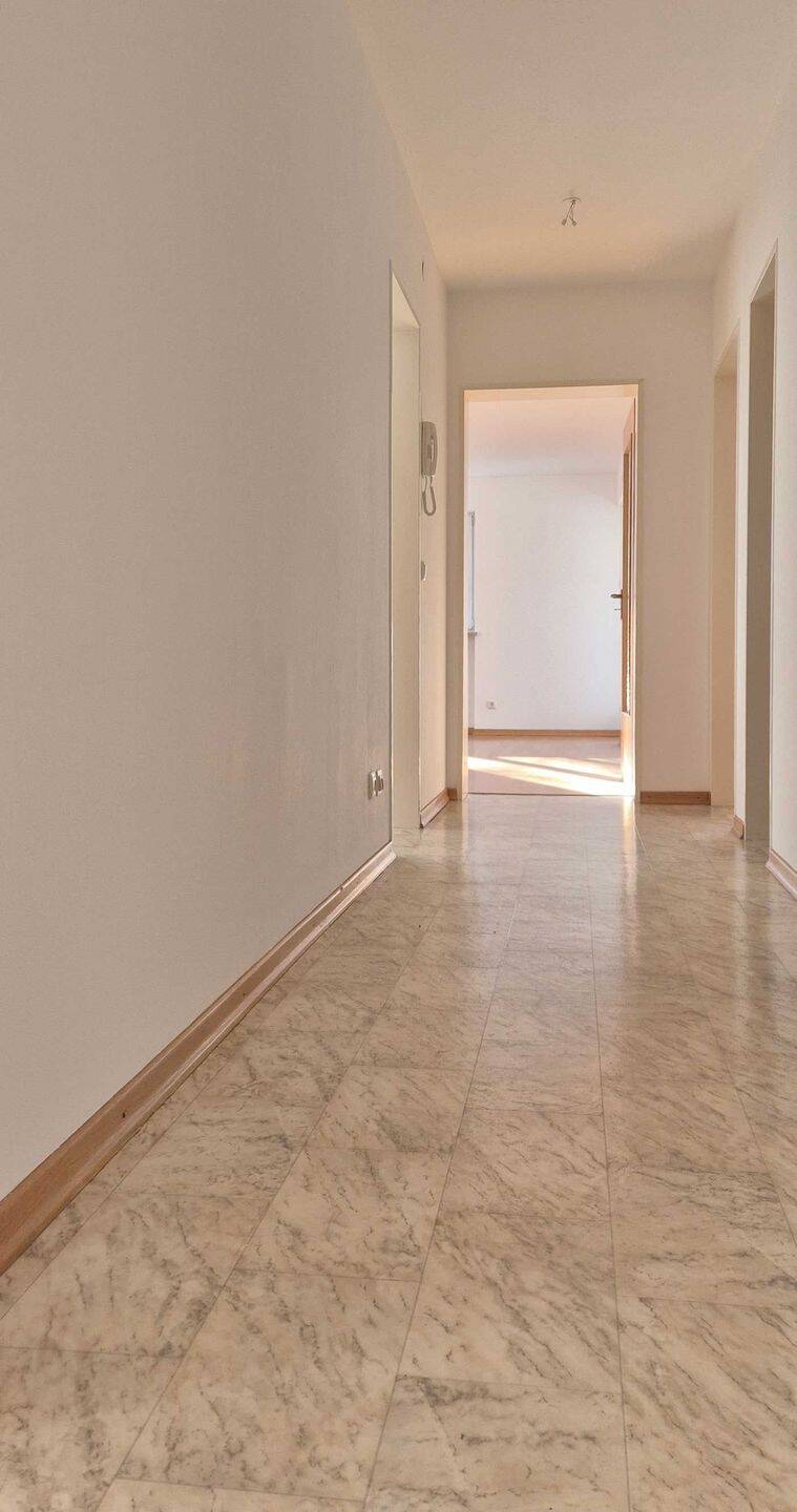 Helle Wohnung mit Blick ins Grüne und kleinem Garten – München – Vorschaubild 3