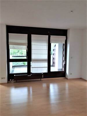 Geräumige 2-Zi-WHG in ruhiger Lage, gepflegte Wohnanlge, nähe Klinikum IN, EBK, großer Süd West Balkon, Kellerabteil, oberird. Kfz.-Stellplatz – 85049 Ingolstadt – Vorschaubild 2