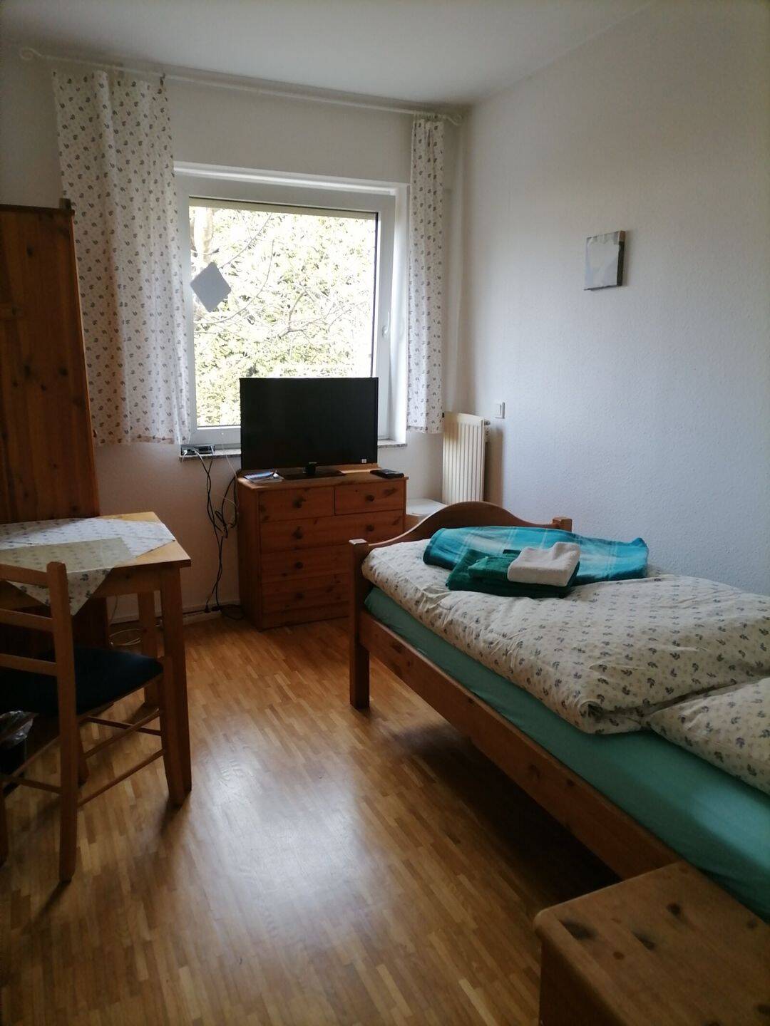 Nur für Wochenendfahrer ! Kleines Zimmer in Wohngemeinschaft