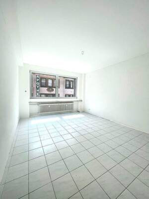 Mitten drin statt nur dabei – renovierte 2-Zimmer-Wohnung mit Balkon und Aufzug in Saarbrückens Innenstadt