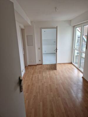 Schöne Maisonettewohnung/ 2Raum, Bad Küche mit Fenster/ Balkon und Dachterrasse – 1099 Dresden – Vorschaubild 2