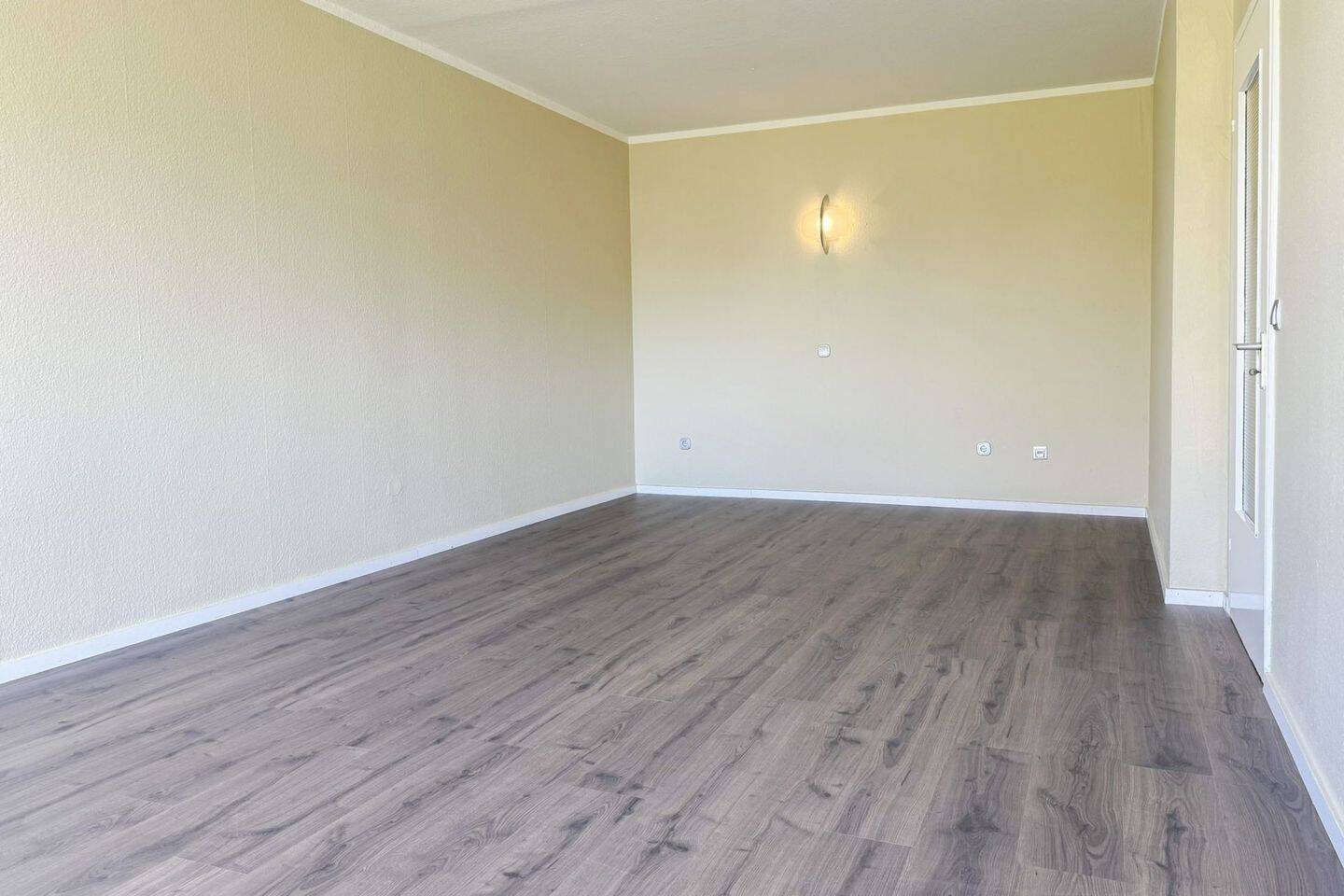 Renovierte 1-Zimmer-Wohnung mit Tiefgaragenstellplatz in gut angebundener Lage – Nürnberg – Vorschaubild 3