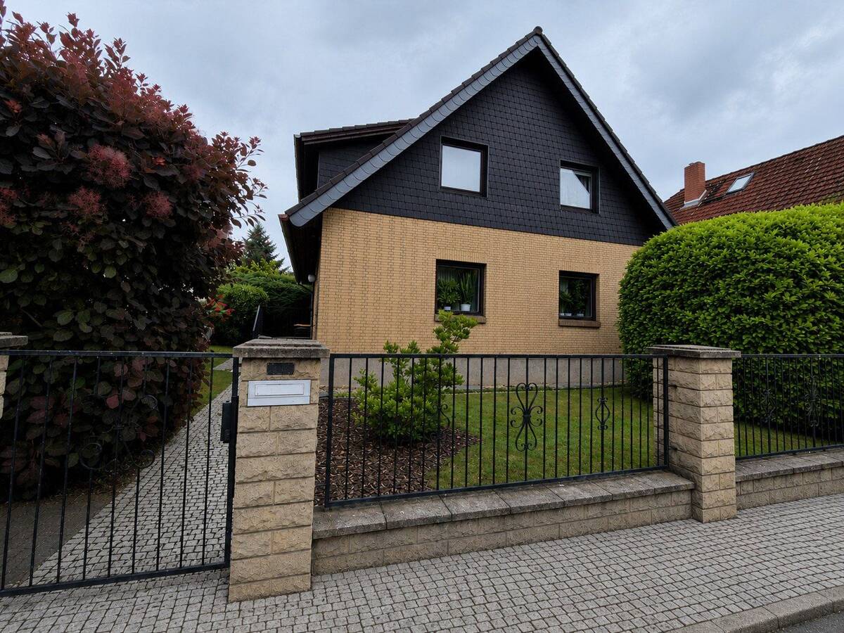 PROVISIONSFREIES gepflegtes freistehendes Einfamilienhaus mit Vollkeller und Kaminzimmer – 13509 Berlin – Bild 1 von 9