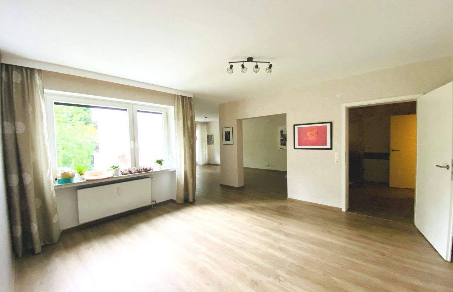 Große, sanierte 5-Zimmer EGTW, Nähe Stern/Bürgerpark,140 m², Loggia, TG, EBK, TG Platz, ruhig, gepflegt, zentral, Parklage Raum Wachmannstraße – Bremen – Vorschaubild 3