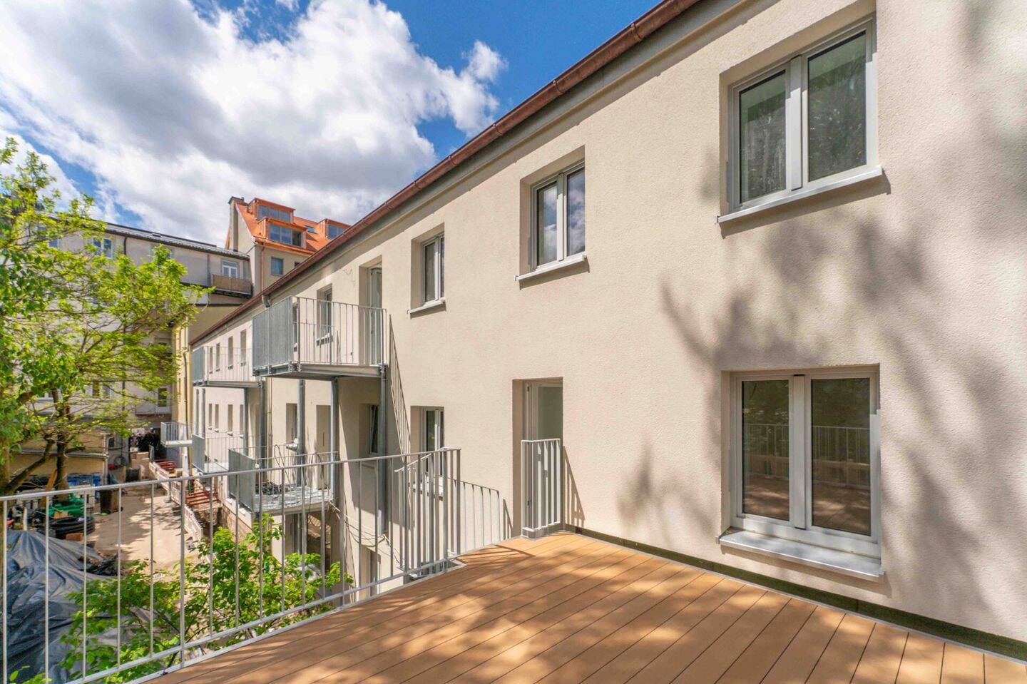 Erstbezug nach Kernsanierung - Loft-Wohnung im maisonette Stil mit Dachterrasse im Innenhof