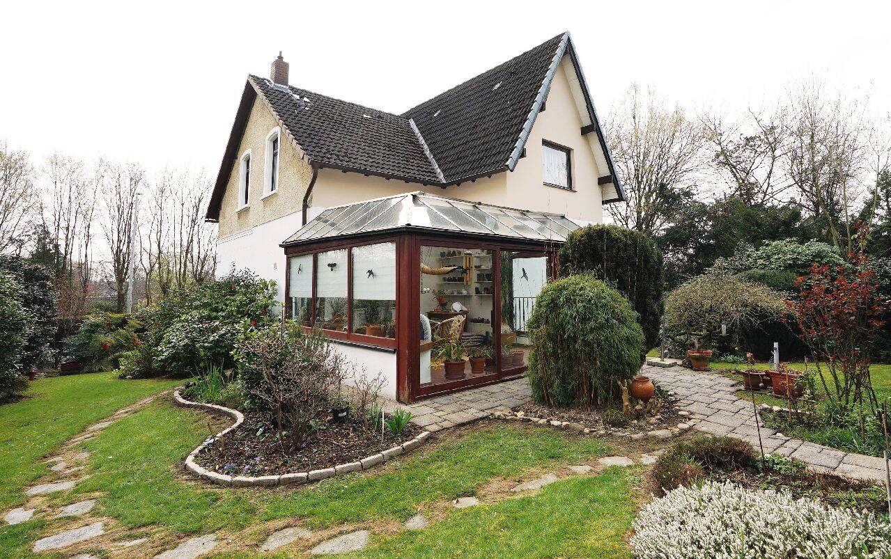 Stilvolle Villa in Leverkusen-Schlebusch mit grünem Grundstück und Wintergarten – Leverkusen – Bild 1 von 9