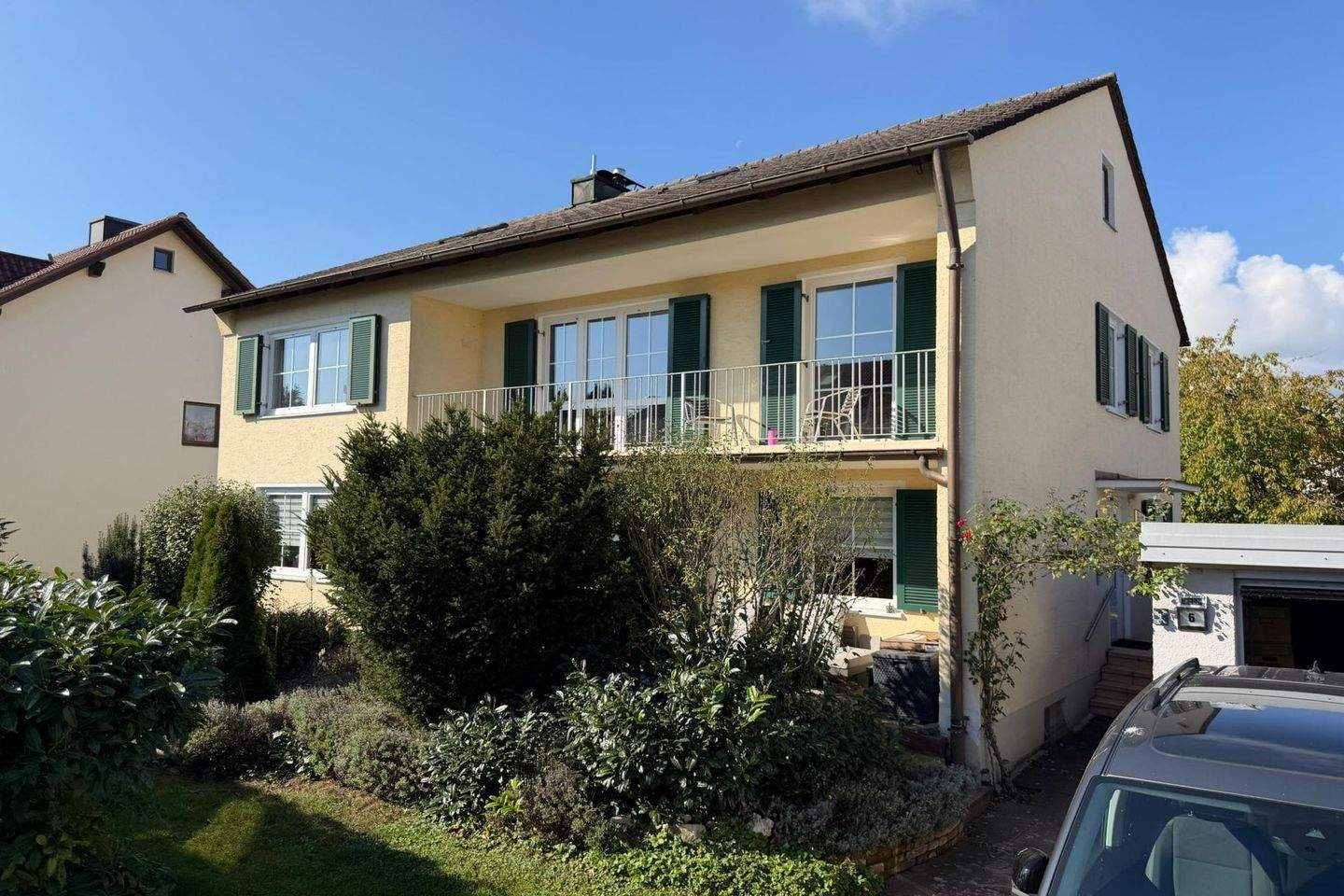 Exklusives Zweifamilienhaus beim Englischen Garten mit vielen Modernisierungen, Balkon & Garage – Neuburg an der Donau – Bild 1 von 9