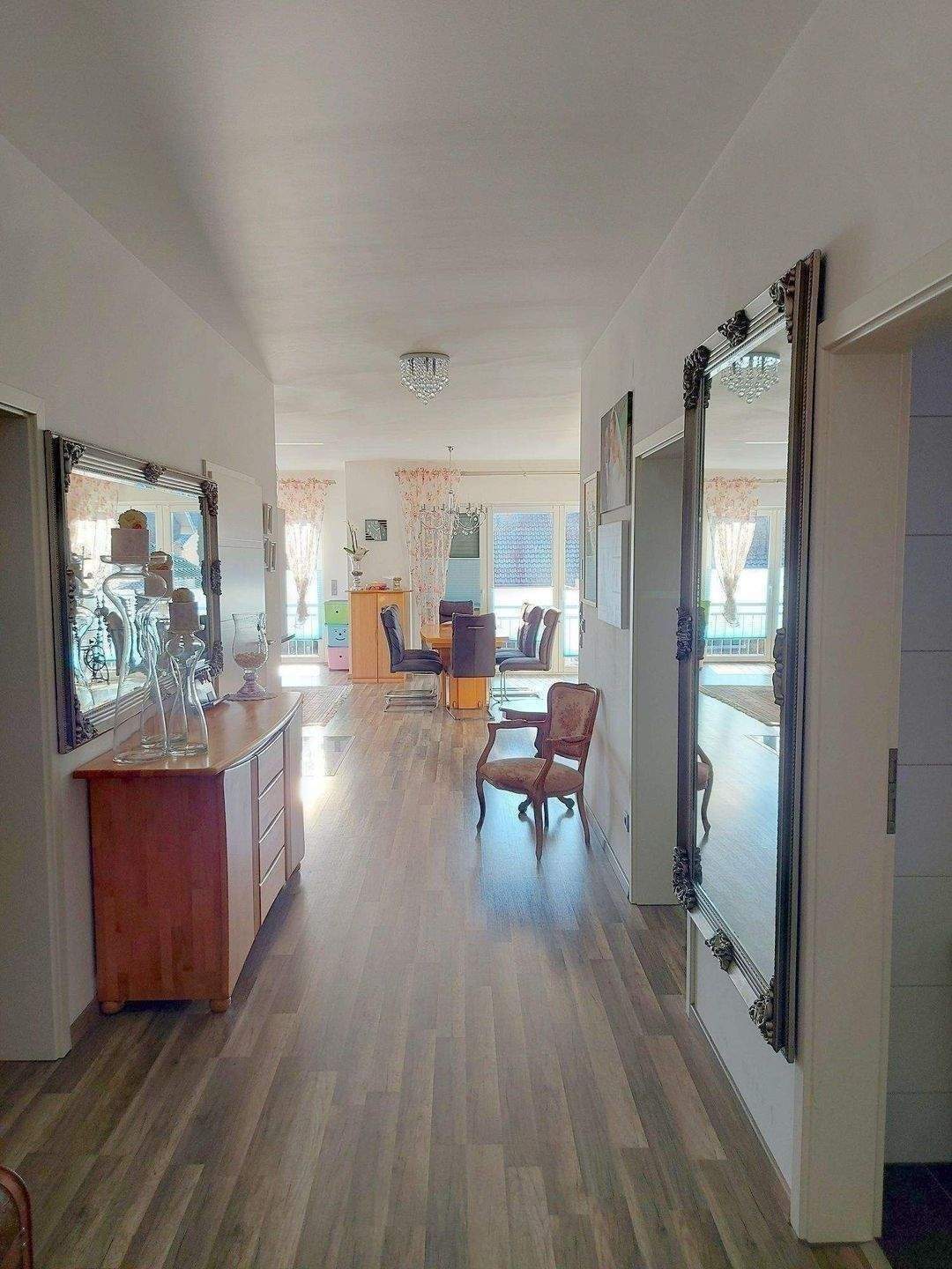 Schöne, große 4 Zimmerwohnung im 1 OG mit Kamin in Paderborn- Schloß Neuhaus, Baujahr 2015 – Paderborn – Bild 1 von 9