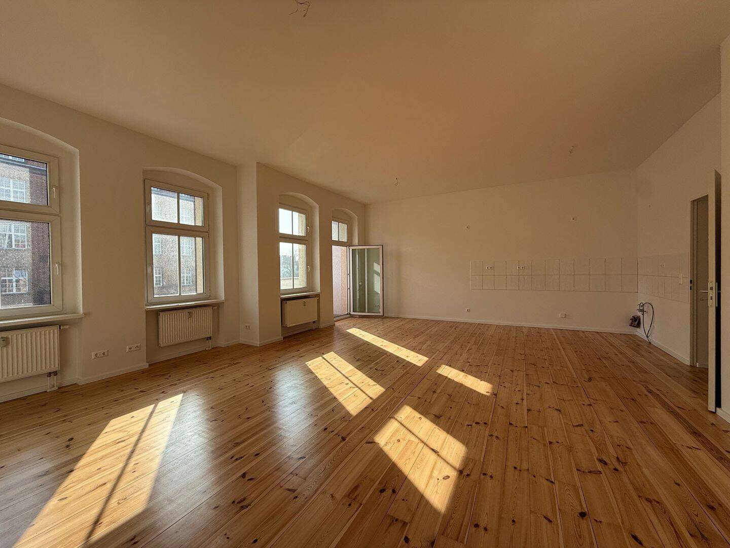 Bezugsfreie, große 3-Zimmer-Altbauwohnung mit Wohnküche, 2 Balkonen & Fahrstuhl - ideal für Familien – Berlin – Vorschaubild 3