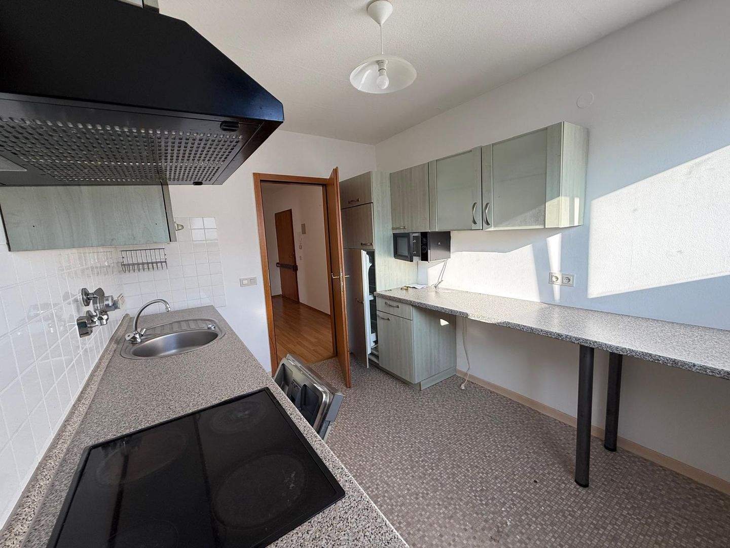 Beste Stadtlage, Sachsenweg, Saarbrücken, komfortable ETW-Wohnung mit Garage und Pool im Haus – Saarbrücken – Vorschaubild 6
