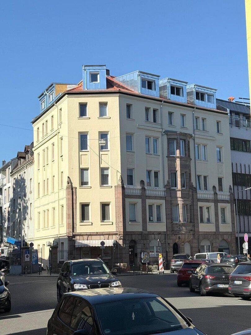 Erstbezug nach Sanierung! Helle 3,5 Zi.-DG-Whg. mit Balkon und Burgblick. – Nürnberg – Bild 1 von 4