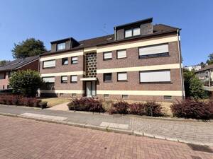 Schöne Dachgeschosswohnung mit großem Balkon in Mülheim - Saarn!