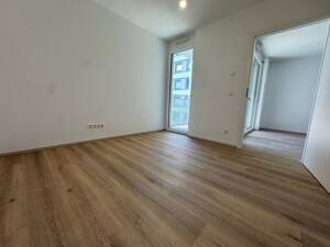 Stilvoll wohnen mit Weitblick: Großzügige Etagenwohnung mit Loggia und moderner Einbauküche – 89231 Neu-Ulm – Vorschaubild 2