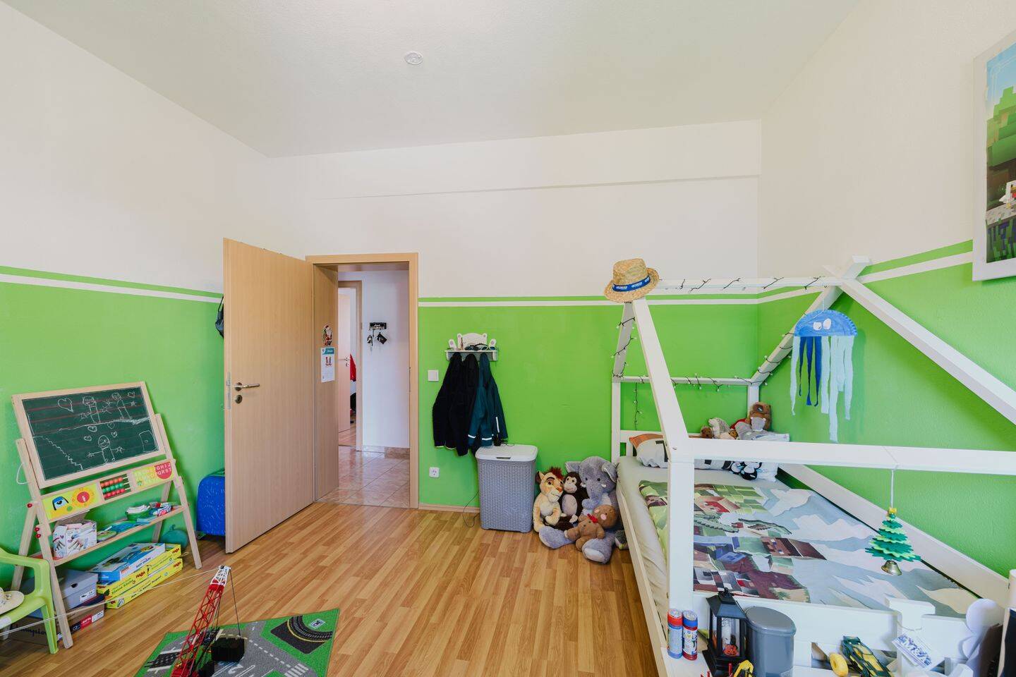 Attraktives Zweifamilienhaus mit zwei Wohneinheiten und vier Stellplätzen – Neuburg an der Donau – Vorschaubild 6