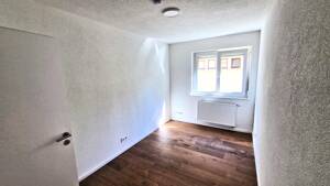 Moderne 4-Zimmer-Wohnung in Toplage in Esslingen – mit Einbauküche, Tageslichtbad, Loggia und Gartenanteil – 73728 Esslingen am Neckar – Vorschaubild 4