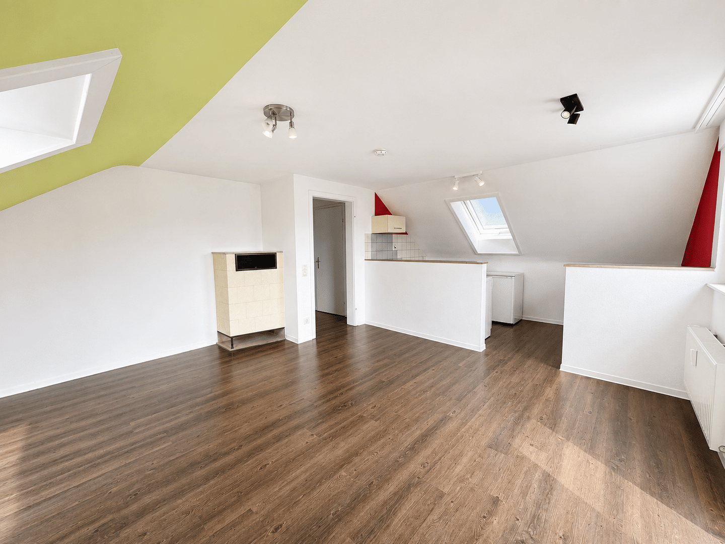 Renovierte 2-Zimmer-Dachgeschosswohnung mit Küchenzeile und Balkon AN EINZELPERSON