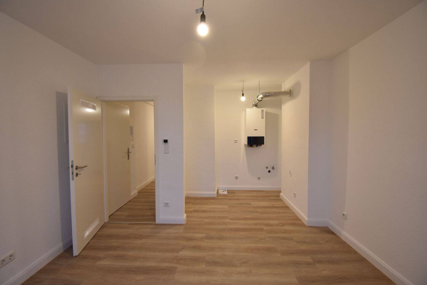 ERSTBEZUG nach Sanierung! Zentrale 2-Zi-Whg mit Balkon – Düsseldorf – Vorschaubild 3
