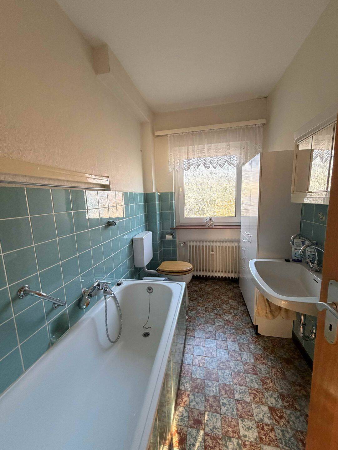 Großzügiges Zweifamilienhaus auf sonnigem Südgrundstück in Edertal-Bergheim – Edertal – Vorschaubild 7