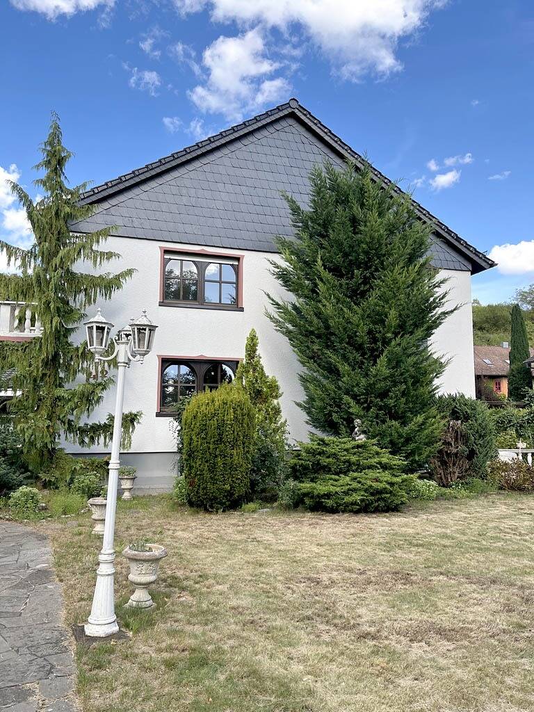 Attraktives 10-Zi-Zweifamilienhaus mit schönem Garten und Garage, ideal zum Wohnen und Vermieten! – Schwanfeld – Bild 1 von 9
