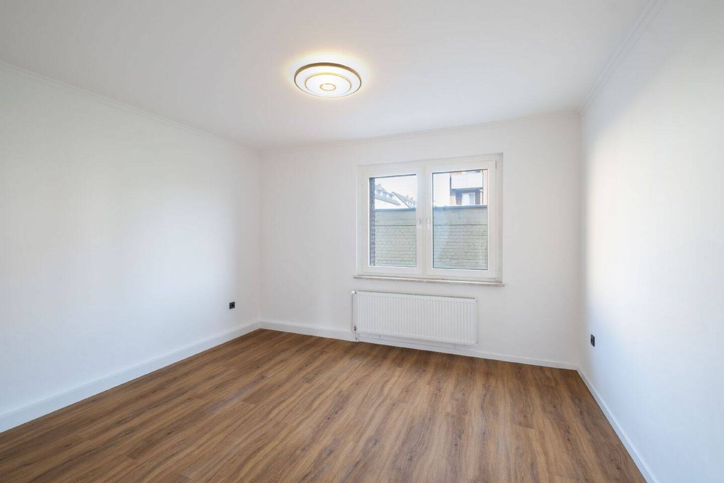 Modern wohnen in Düsseldorf - frisch renovierte 2-Zimmer-Wohnung mit Balkon und neuer Einbauküche – Düsseldorf – Vorschaubild 2