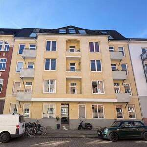 Schnell auf dem Wochenmarkt und an der Kiellinie! Sanierte Altbauwohnung sucht Eigentümer!