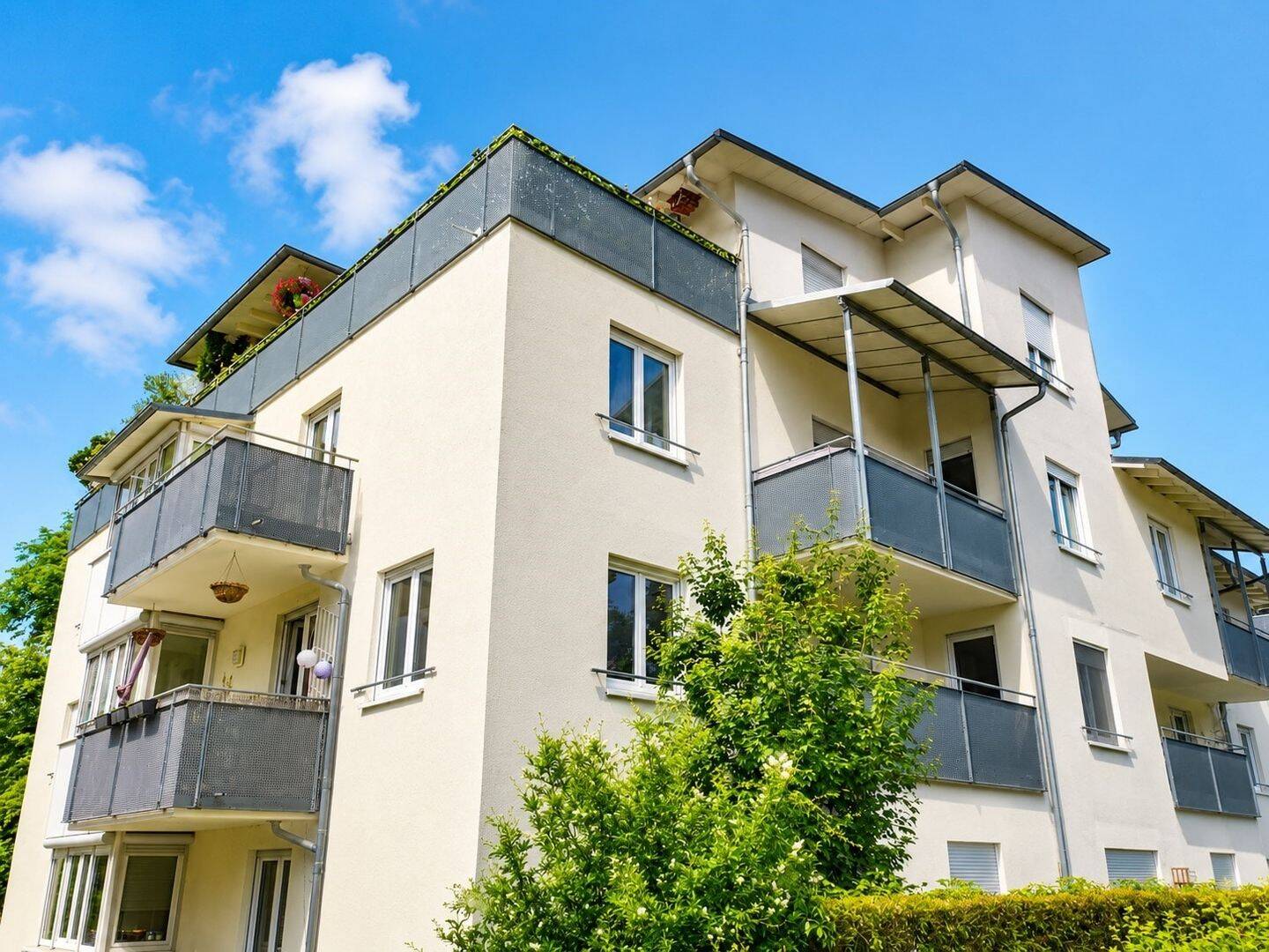 Vermietete 3-Zimmer-Dachgeschosswohnung mit großer Dachterrasse und zwei Stellplätzen – Markkleeberg – Vorschaubild 2
