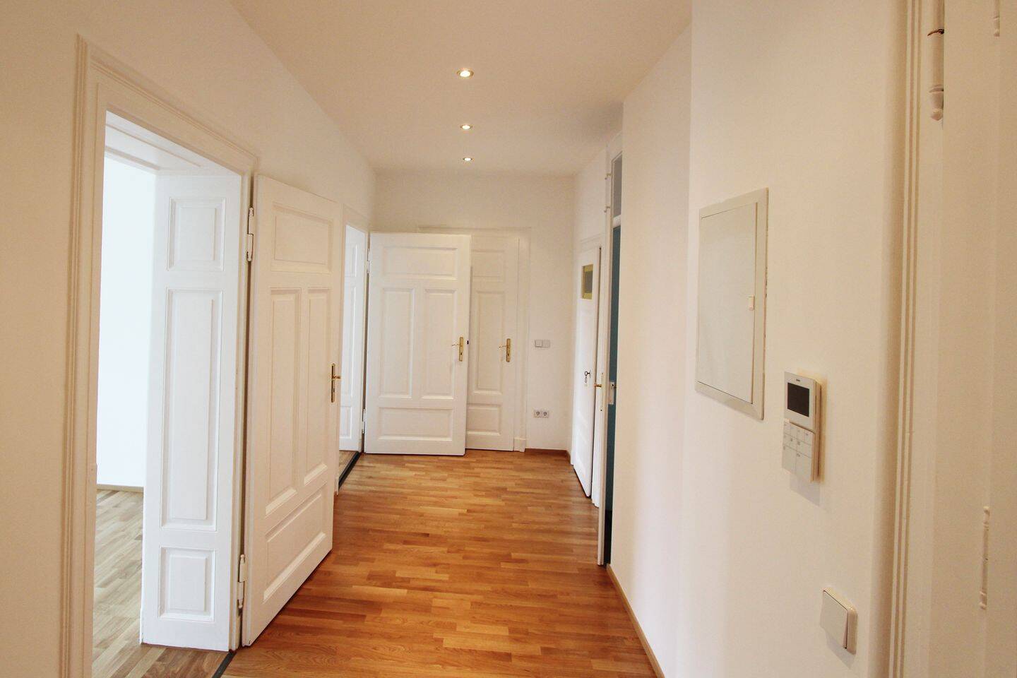 Exklusiv energetisch Sanierte 3-R-Woh.++2 Designbäder ++Lift ++Parkett ++Balkon ins Grüne++ – Leipzig – Vorschaubild 2