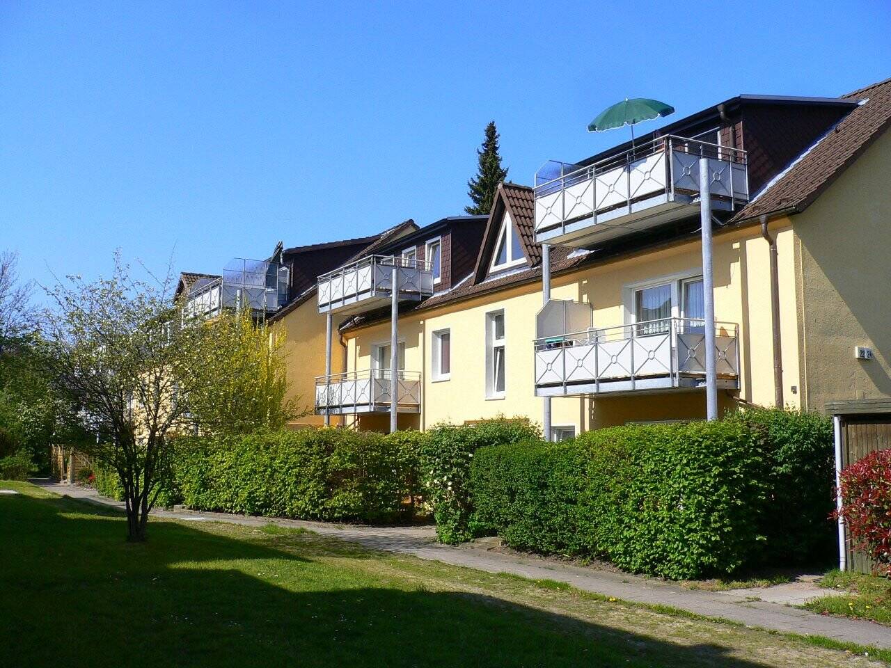 Erstbezug nach Sanierung: Großzügige 2  2 halbe Zi. Erdgeschoss-Wohnung mit Terrasse, EBK  2 Stell