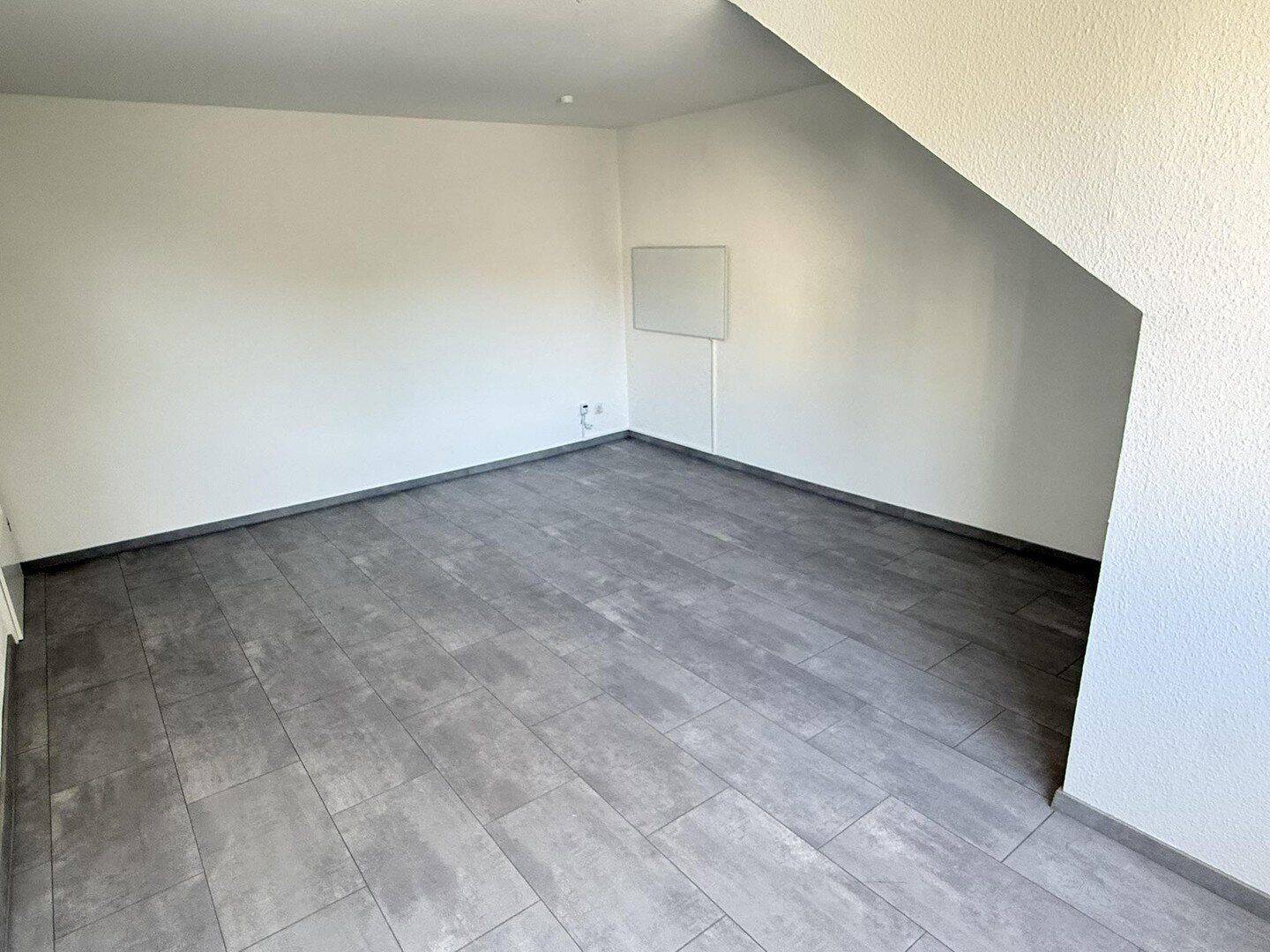 Frisch sanierte 2 Zimmer DG-Wohnung mit Einbauküche und Vorratsraum an der schönen Nordbahntrasse – Wuppertal – Vorschaubild 6