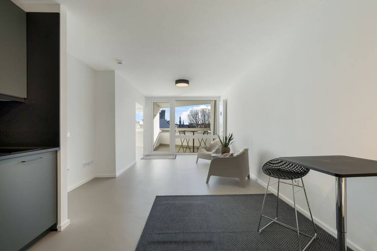 Weitblick über Hamburg: Sanierte 2-Zimmer-Wohnung mit Loggia und Garagenstellplatz auf St. Pauli – 20359 Hamburg – Bild 1 von 9