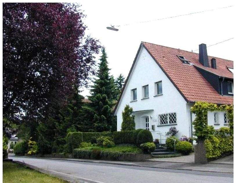 Familienfreundliches Zweifamillienhaus in Bous mit großzügiger Wohnfläche – Bous – Bild 1 von 9