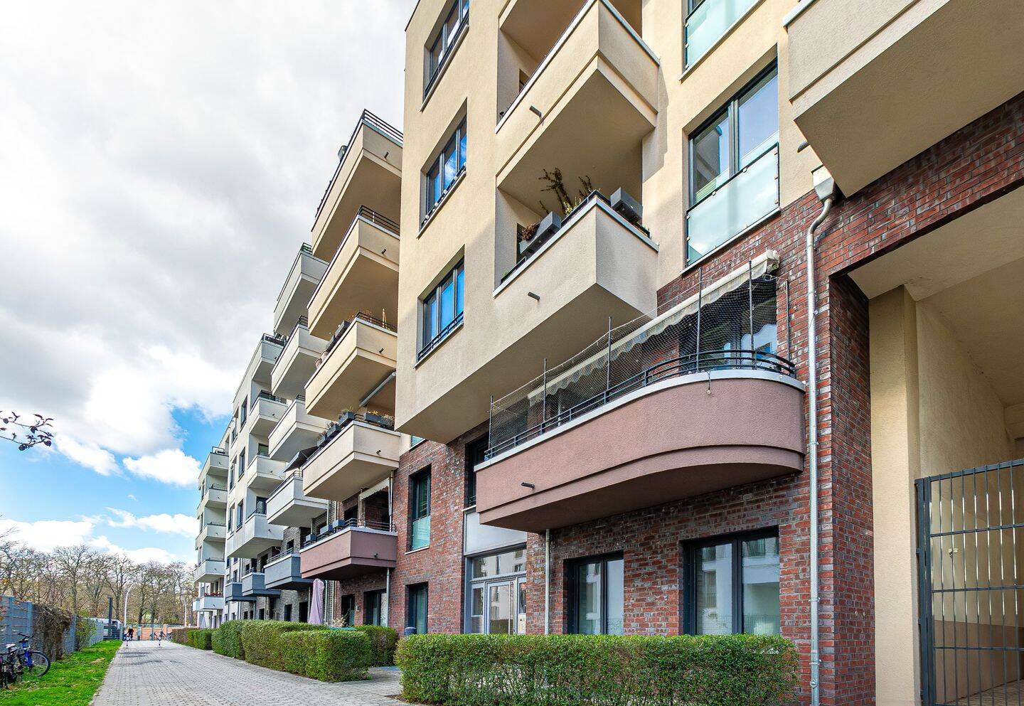 Modernes Wohnen in Friedrichshain: Freie 4-Zi.-ETW, 2 Bäder, 2 Balkone, Tiefgaragenstellplatz – Berlin – Vorschaubild 2