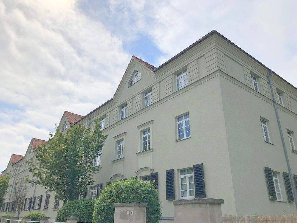 Altbauwohnung mit Loggia,Tageslichtbad, HHK & eigener Garten* – 1257 Dresden – Bild 1 von 9