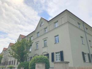 Altbauwohnung mit Loggia,Tageslichtbad, HHK & eigener Garten*