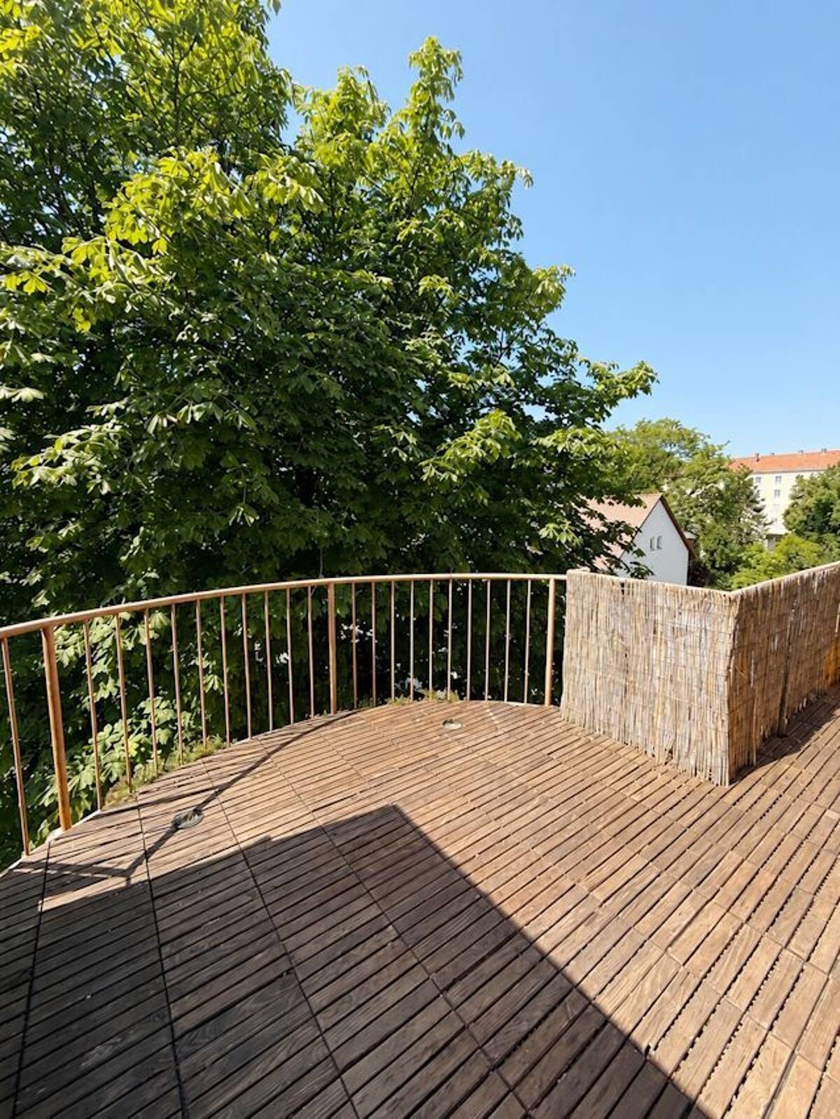 Wohnen mit Flair am Englischen Garten – 2,5 Zimmer-Galerie-Dachgeschoss-Wohnung mit Dachterrasse – 80802 München – Bild 1 von 9