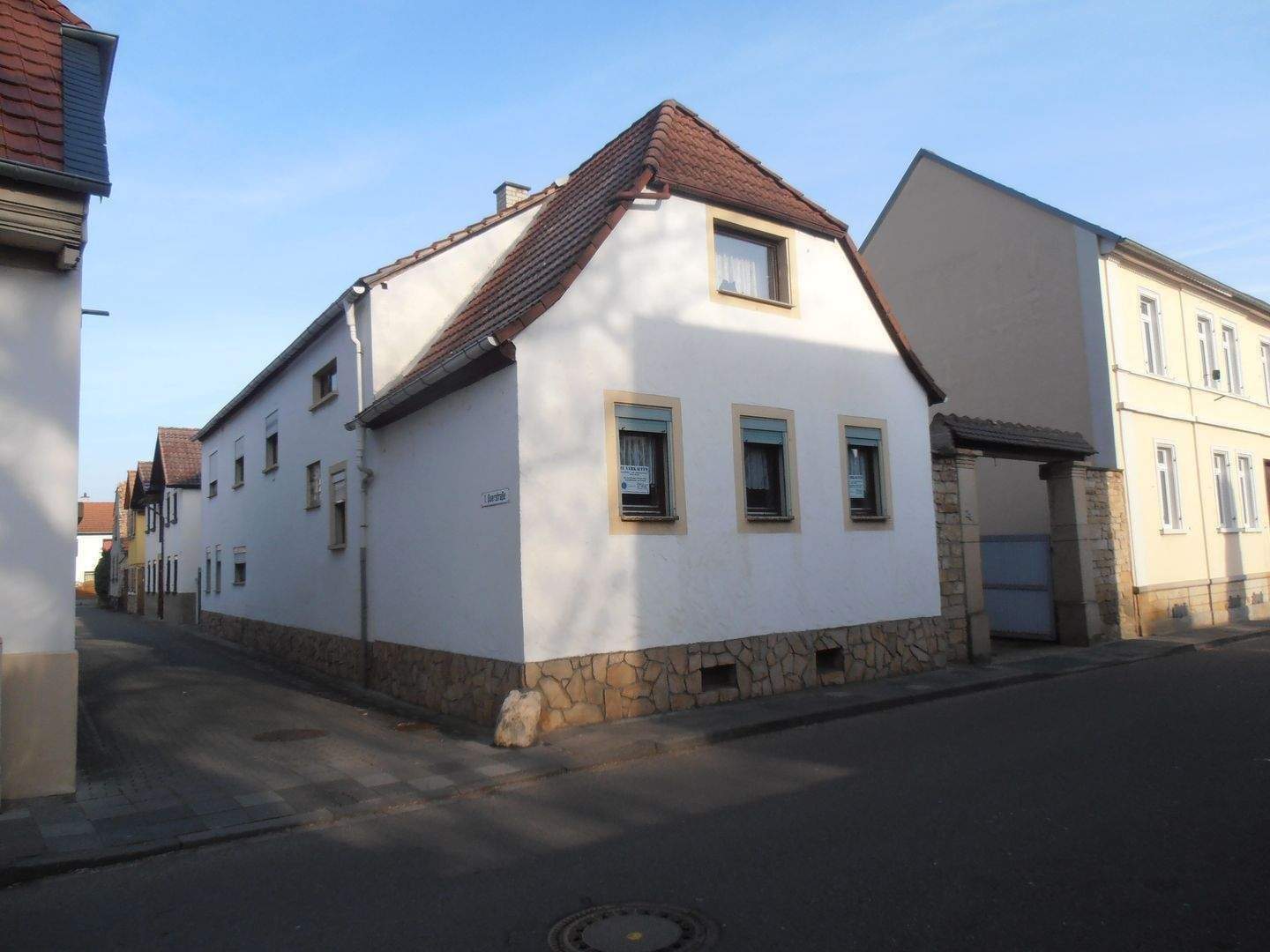 FREINSHEIM, DOPPELHAUS-HÄLFTE, älteres Baujahr, gepflegt. Verkaufspreis 248 000,00 Euro. – Freinsheim – Vorschaubild 2