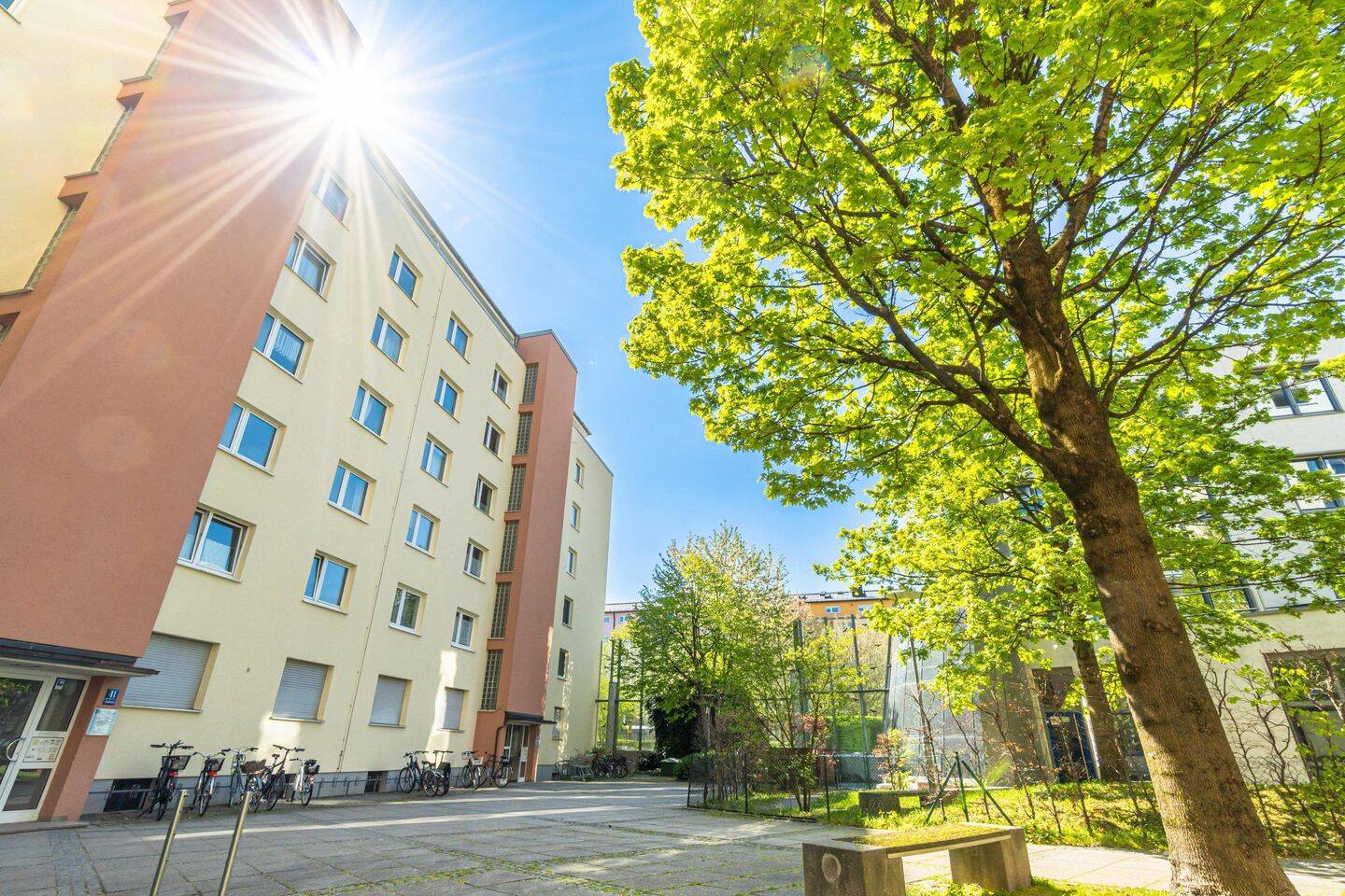 Ihr neues Zuhause in Bogenhausen: Stilvoll renovierte 4,5 Zimmerwohnung mit zwei Balkonen!