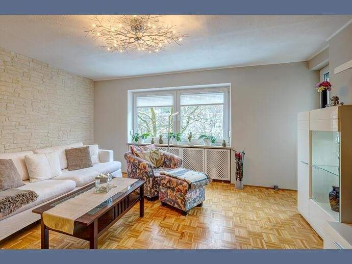 Möbliert: Ruhige, helle 3-Zimmer Wohnung mit Balkon und Stellplatz – München – Vorschaubild 2