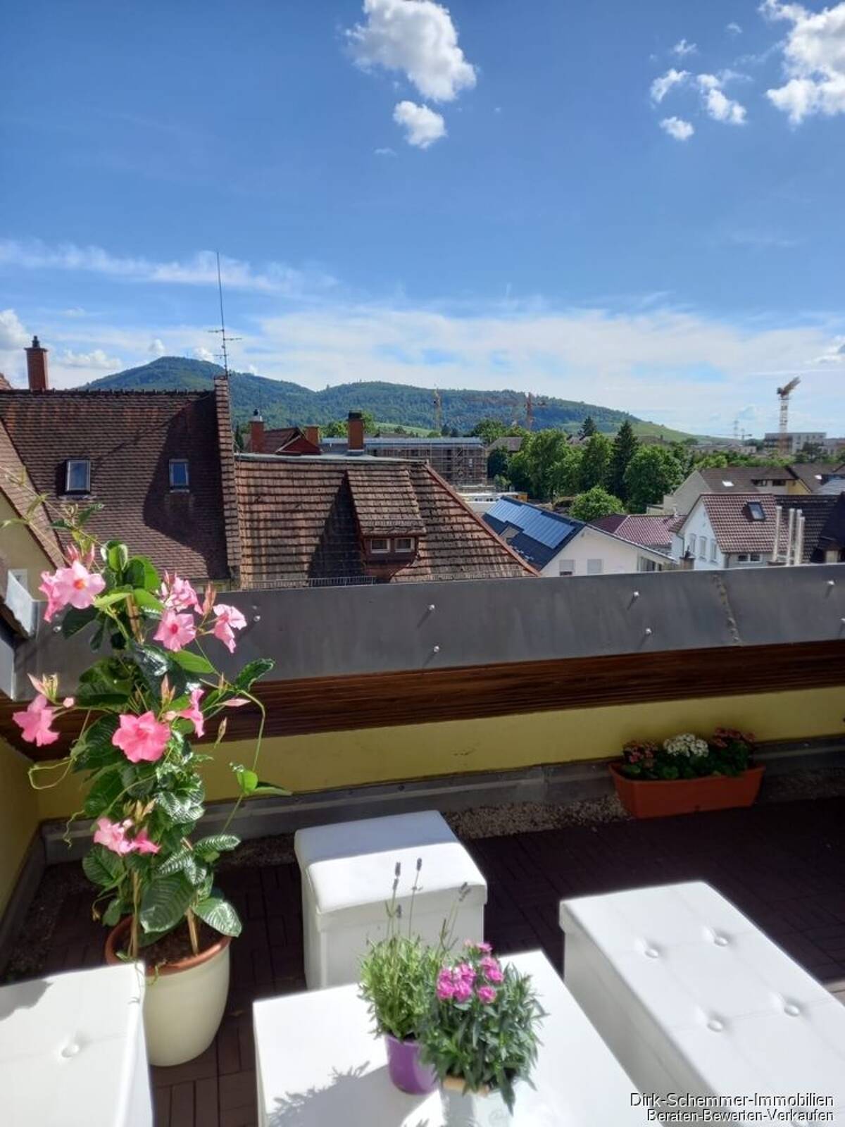 Gemütliche, helle 3 Zimmer Dachgeschoss Wonhnung mit Fernsicht – 79115 Freiburg im Breisgau – Bild 1 von 9