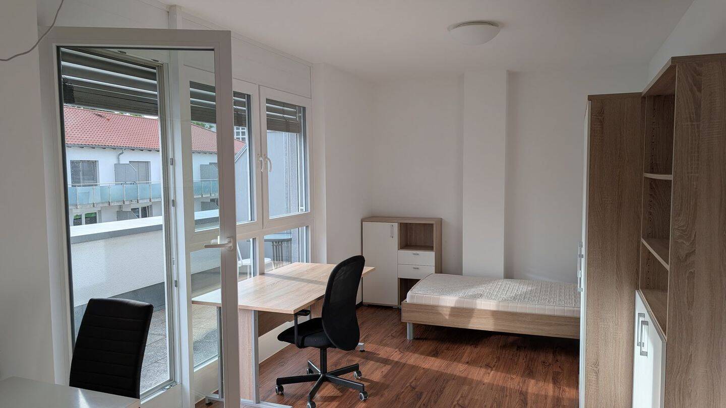 Schöne, neuwertige 1-Zimmer Wohnung mit S/W Dachterrasse und EBK in Ingolstadt – Ingolstadt – Vorschaubild 2
