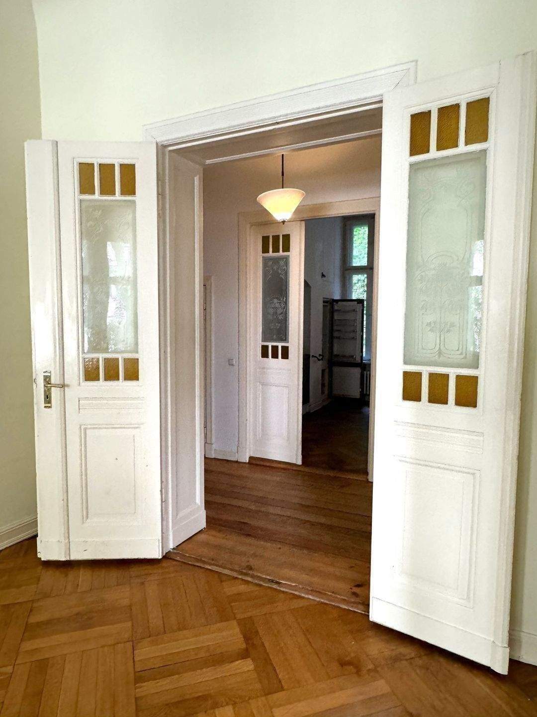 WUNDERBARE, GROSSZÜGIGE 5-6 ZIM. ALTBAU-WHG., GR. WOHNKÜCHE + BALKON MIT VIEL POTIENTIAL UNWEIT KUDAMM – Berlin – Vorschaubild 6