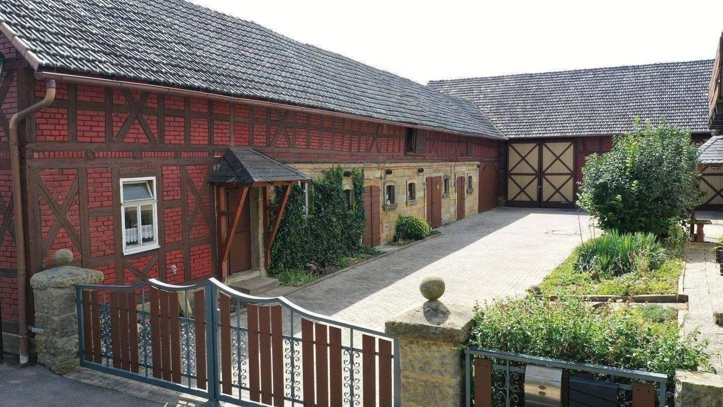 TRAUMHAFTER MÄRCHEN DREISEITENHOF + WOHNHAUS + WOHNUNG (18 PFERDEBOXEN MÖGLICH) oder BAUTRÄGEROBJEKT FÜR WOHNUNGSBAU oder GASTRO FACHWERK REITERHOF – Itzgrund – Vorschaubild 3