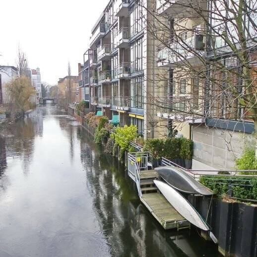lichtdurchflutete 3 Zimmer Wohnung / Balkon/ Fahrstuhl/ Fußbodenheizung/ Tiefgaragenstellplatz / Wasserblick / teilmöbliert / ab 01.08.2026 frei – Hamburg – Vorschaubild 5