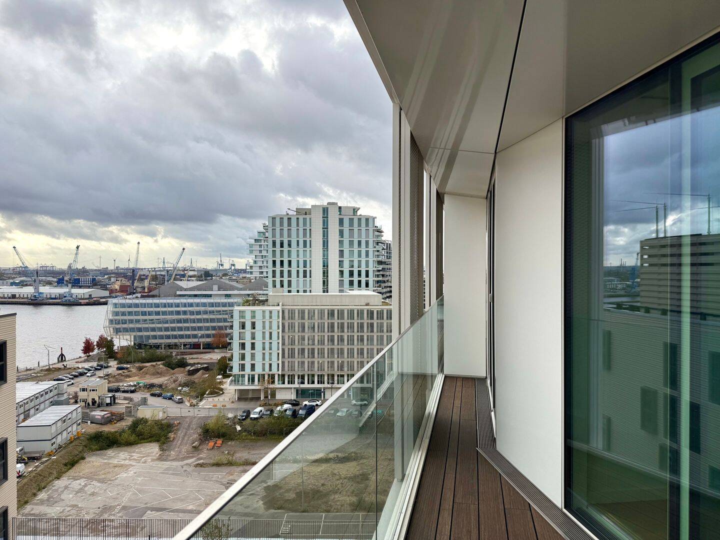 Design trifft Hafenflair: Exklusives Apartment mit Sonnenbalkon und Hafenblick – Hamburg – Vorschaubild 6