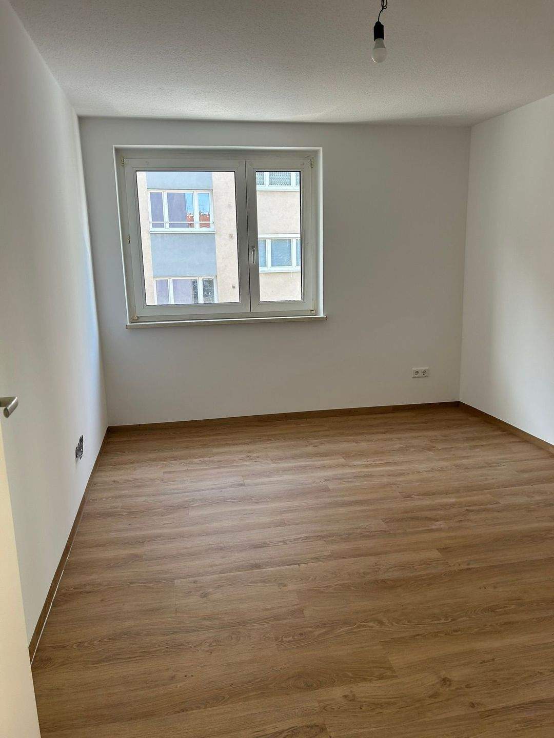 Renovierte 2-Zimmer Wohnung mit neuer EBK und Tageslichtbad in Nürnberg – Nürnberg – Vorschaubild 2