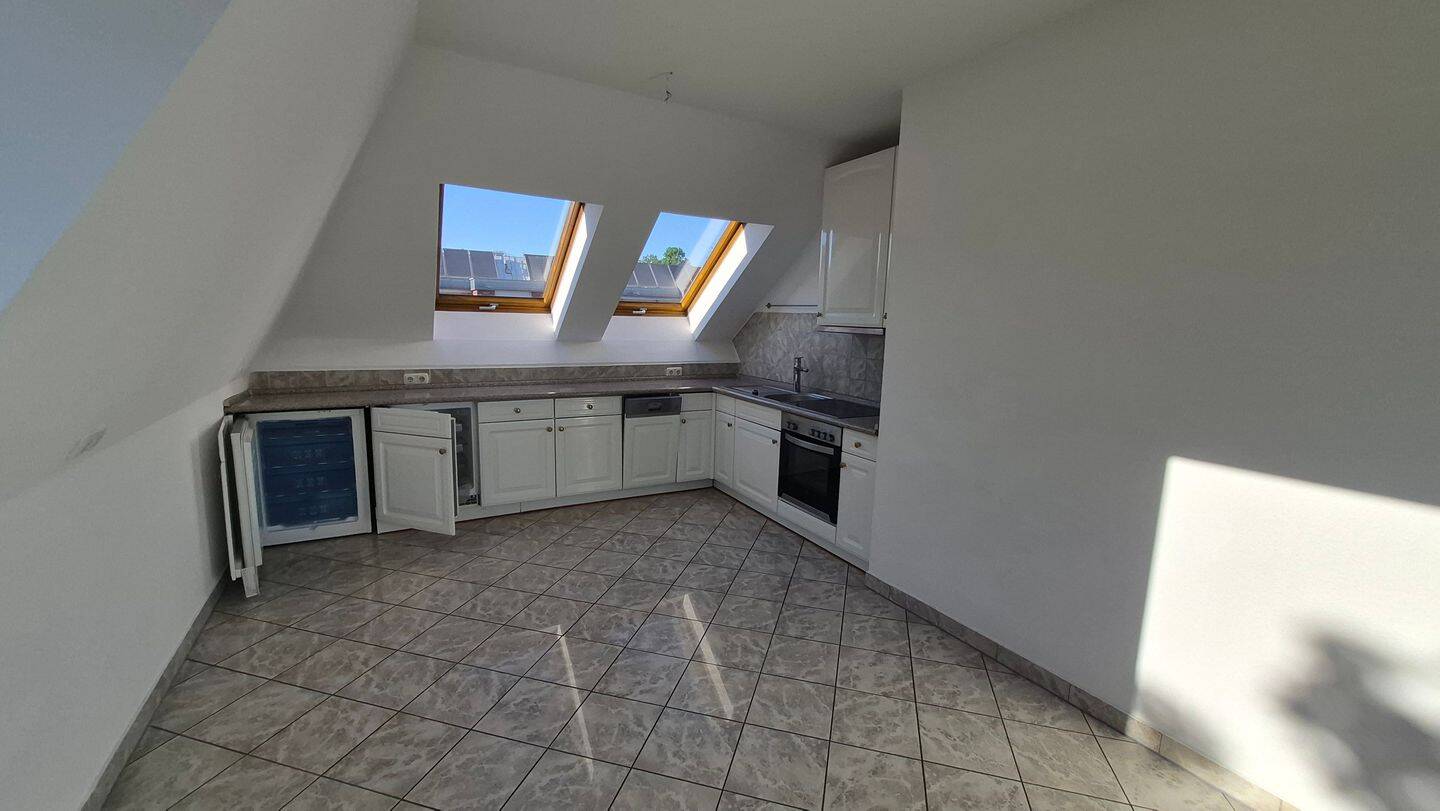 Großzügige und gut geschnittene DG Wohnung in gesuchter Lage direkt am Schmölderpark gelegen. Große Terrasse ! – Mönchengladbach – Vorschaubild 6