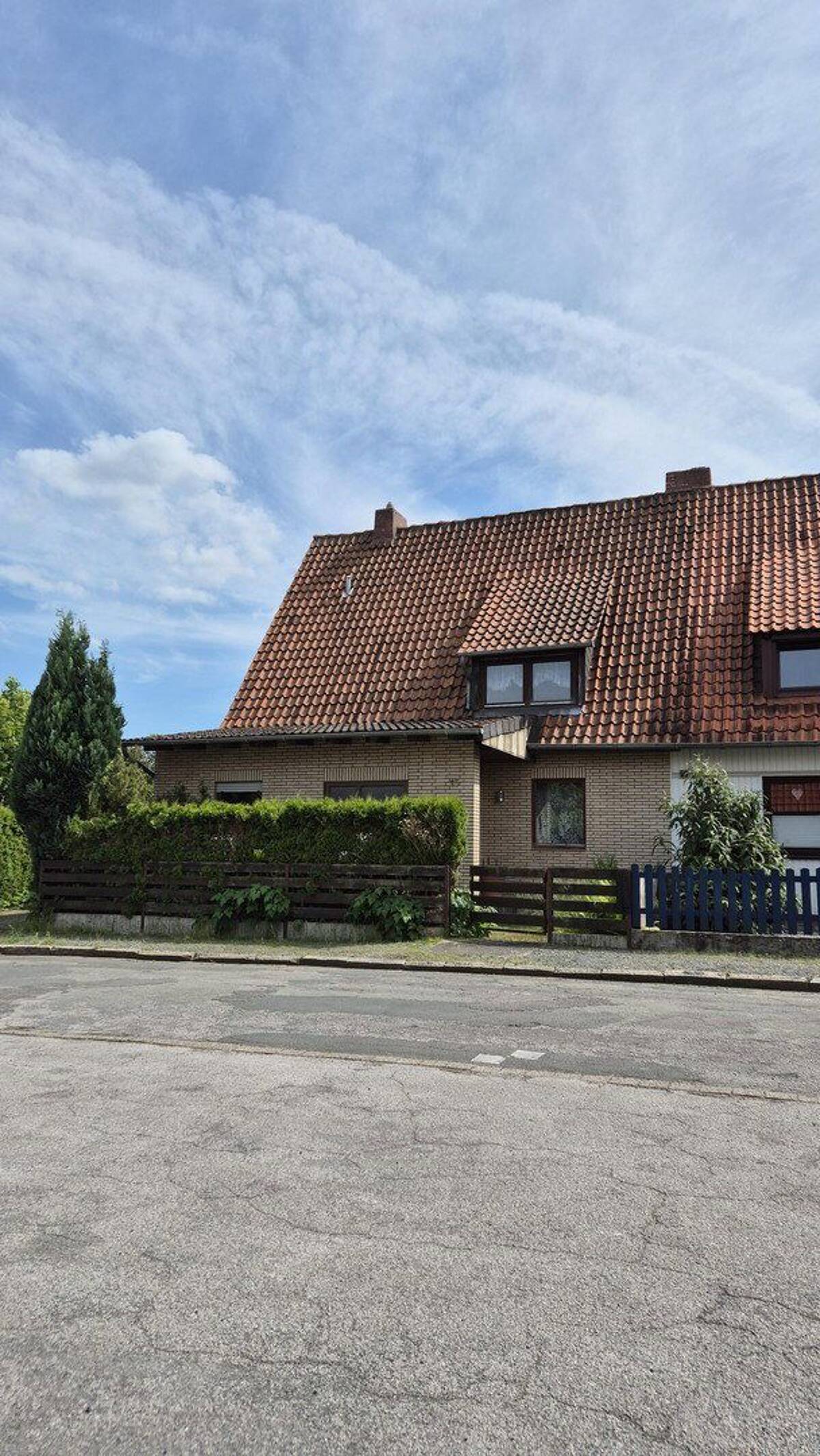 Geräumiges Einfamilienhaus mit 6,5 Zimmern in Salzgitter-Thiede – 38239 Salzgitter – Bild 1 von 9